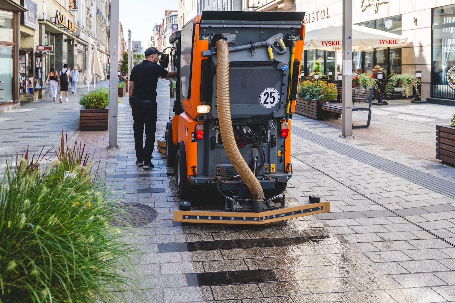 Na ulicy Dworcowej testowano sprzęt do mechanicznego usuwania zanieczyszczeń Na ulicy Dworcowej testowano sprzęt do mechanicznego usuwania zanieczyszczeń