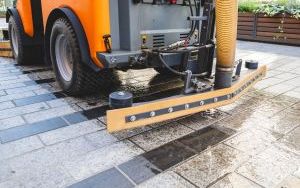 Na ulicy Dworcowej testowano sprzęt do mechanicznego usuwania zanieczyszczeń (5)