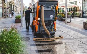 Na ulicy Dworcowej testowano sprzęt do mechanicznego usuwania zanieczyszczeń (6)