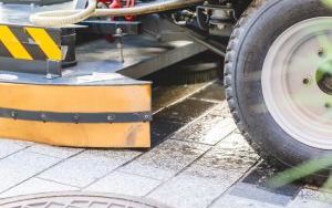Na ulicy Dworcowej testowano sprzęt do mechanicznego usuwania zanieczyszczeń (7)