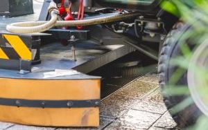 Na ulicy Dworcowej testowano sprzęt do mechanicznego usuwania zanieczyszczeń (8)