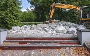 Pomnik na cmentarzu komunalnym rozebrany przez zły stan techniczny (4)