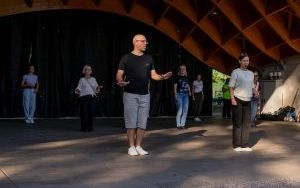 Tańczyli w parku (1)