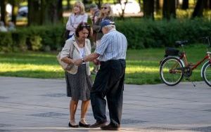 Tańczyli w parku (19)