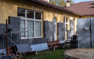 W Przedszkolu Miejskim nr 36 przy ul. ks. Jerzego Popiełuszki w Karbiu trwają intensywne prace (6)