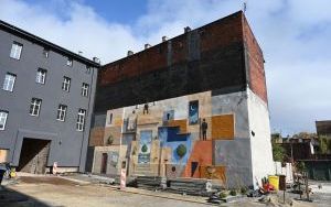 Przy ul. Wrocławskiej 30 odsłonięty został niezwykły mural (2)