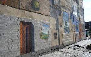 Przy ul. Wrocławskiej 30 odsłonięty został niezwykły mural (6)