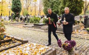 Przedstawiciele władz miasta odwiedzili groby byłych włodarzy naszego miasta (1)