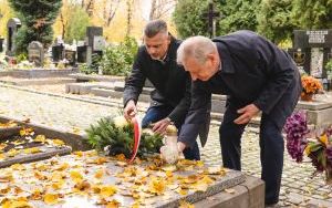Przedstawiciele władz miasta odwiedzili groby byłych włodarzy naszego miasta (2)