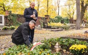 Przedstawiciele władz miasta odwiedzili groby byłych włodarzy naszego miasta (5)