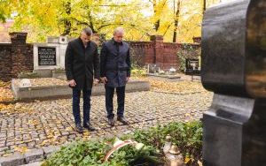 Przedstawiciele władz miasta odwiedzili groby byłych włodarzy naszego miasta (6)