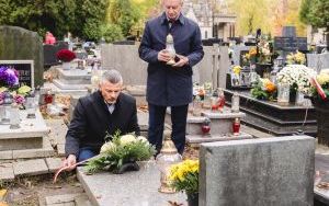 Przedstawiciele władz miasta odwiedzili groby byłych włodarzy naszego miasta (7)