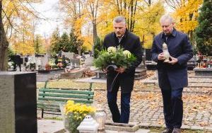 Przedstawiciele władz miasta odwiedzili groby byłych włodarzy naszego miasta (9)
