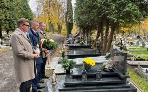 Przedstawiciele władz miasta odwiedzili groby byłych włodarzy naszego miasta (12)