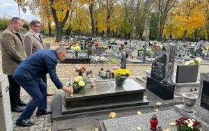 Przedstawiciele władz miasta odwiedzili groby byłych włodarzy naszego miasta (13)
