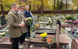 Przedstawiciele władz miasta odwiedzili groby byłych włodarzy naszego miasta (14)