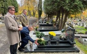 Przedstawiciele władz miasta odwiedzili groby byłych włodarzy naszego miasta (15)