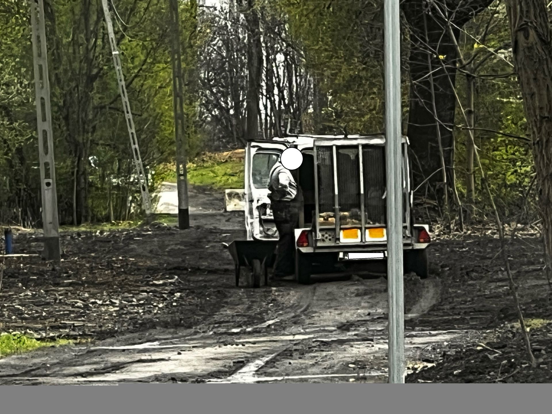 Mężczyzna nielegalnie pozbywający się odpadów